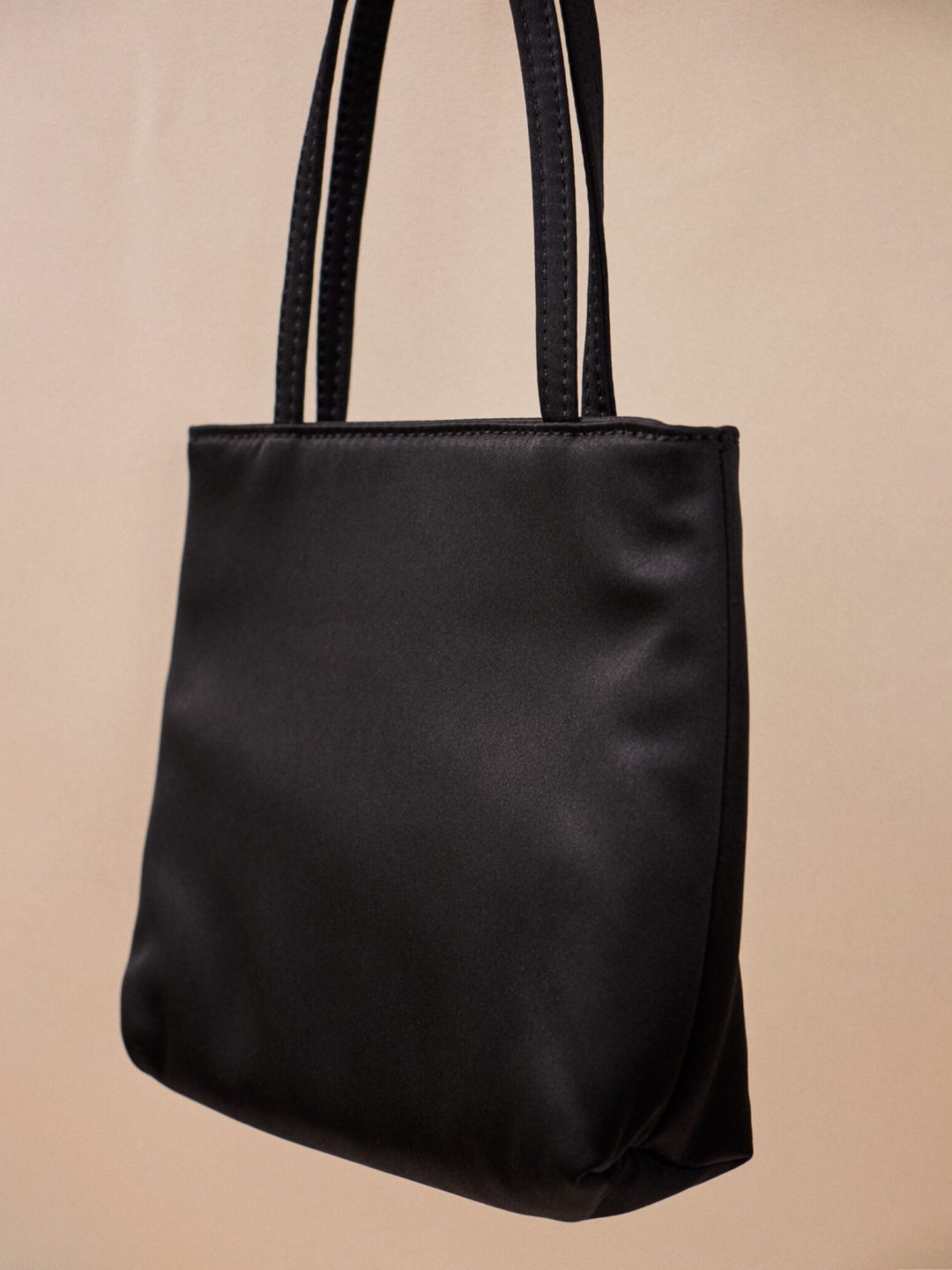 little silk bag black hai muy frágil