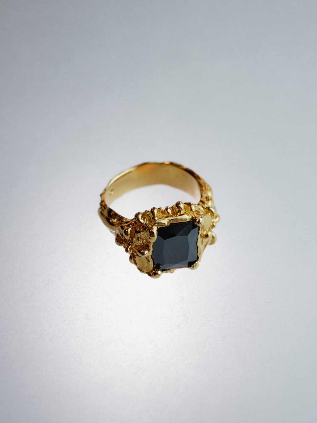 zeus golden ring sofía rocha muy frágil