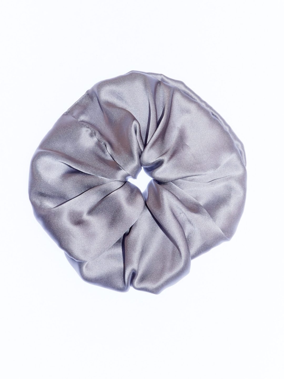silver silk scrunchie muy frágil