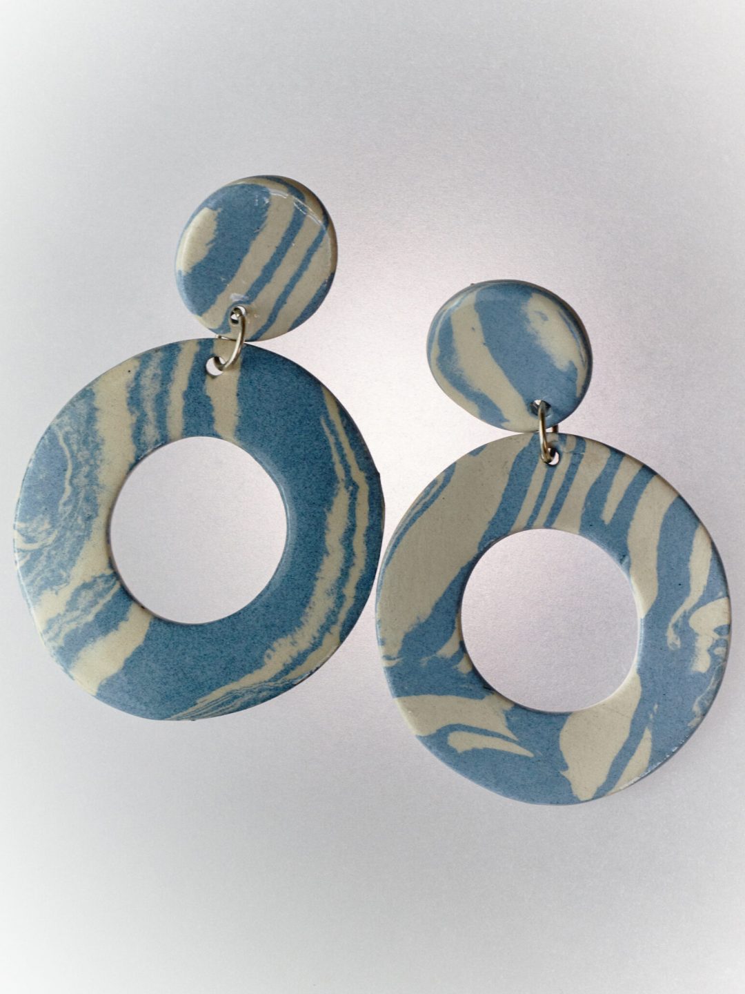 ceramic circles earrings blue ivory levens muy frágil