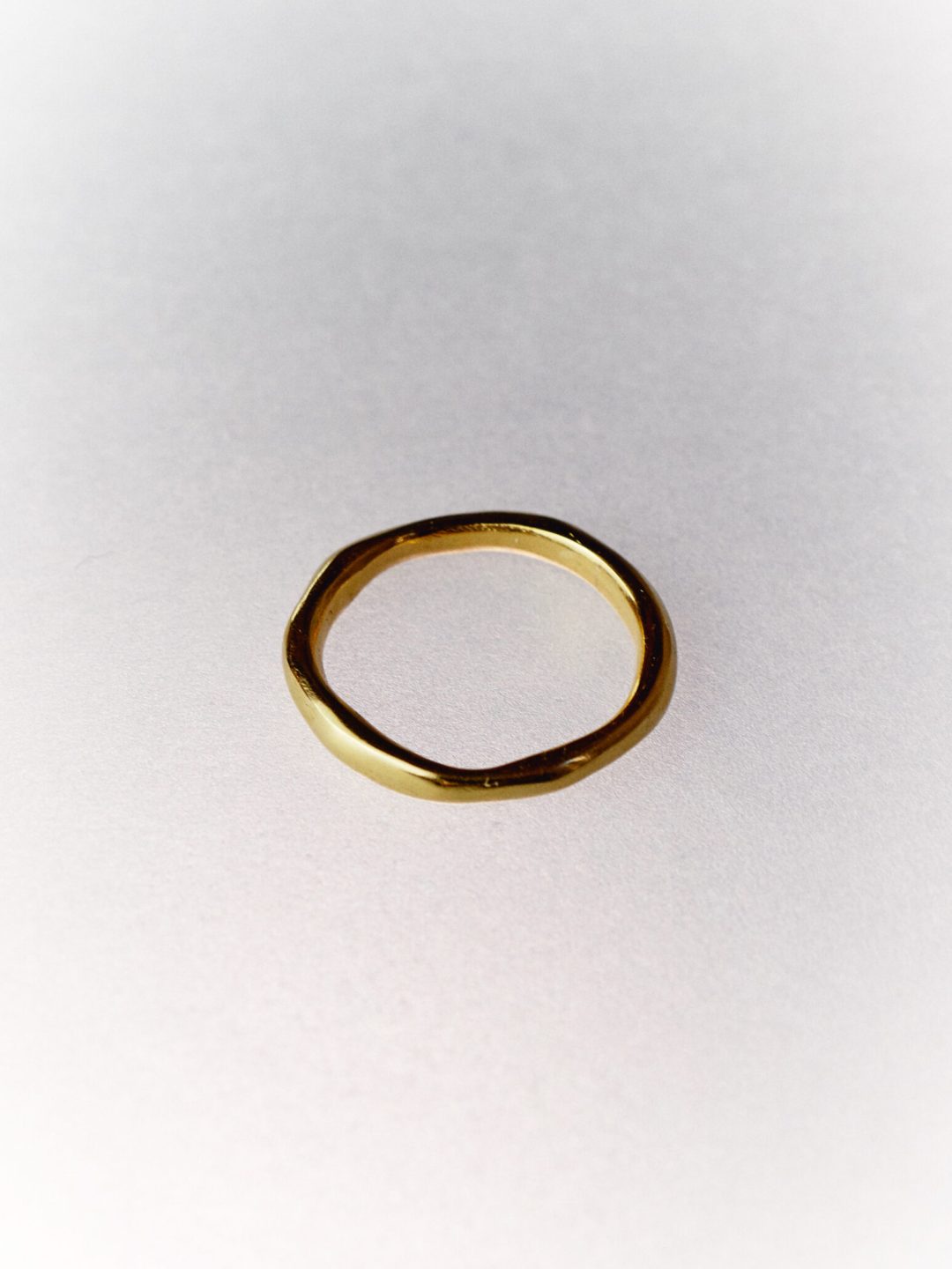 essential golden ring sofía rocha muy frágil