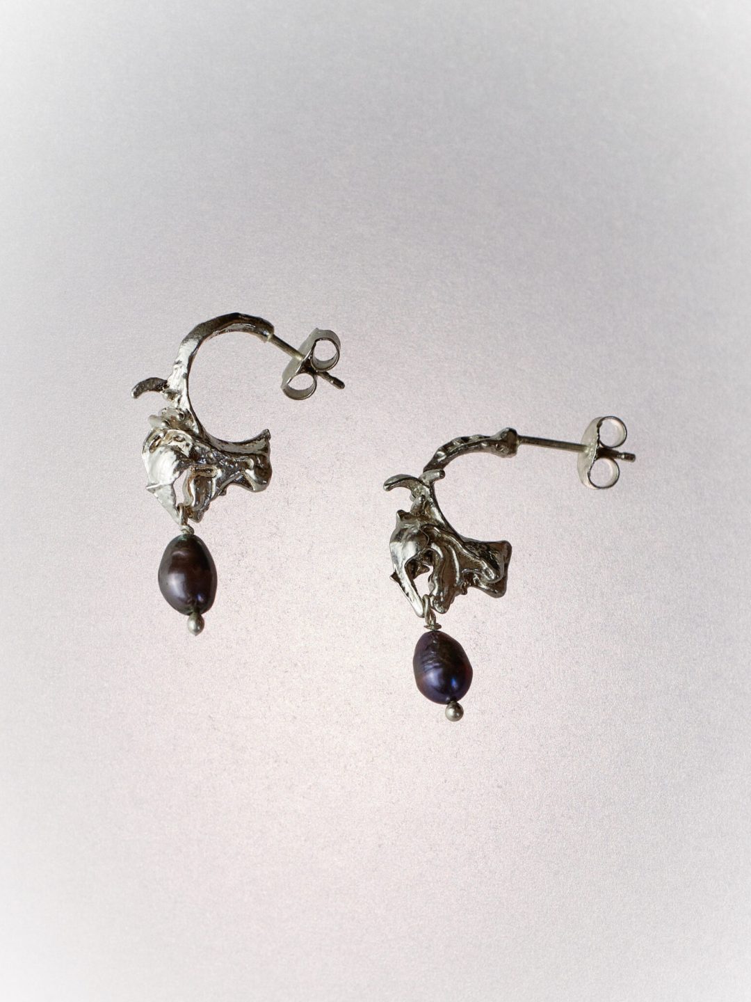 dark pearl II earrings gohara muy frágil
