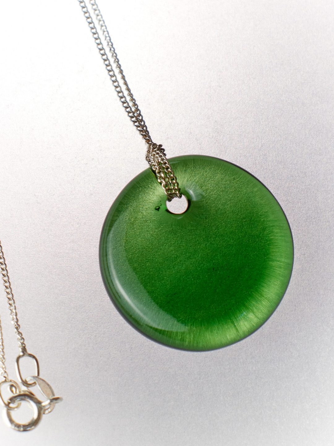 ava pendant in green glass nathalie schreckenberg muy frágil