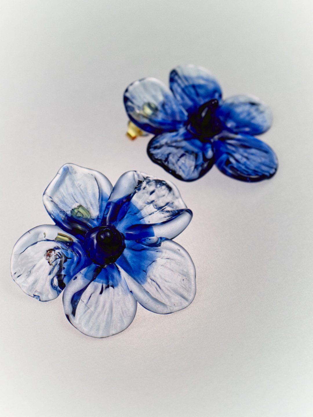 flor earrings blue levens muy frágil