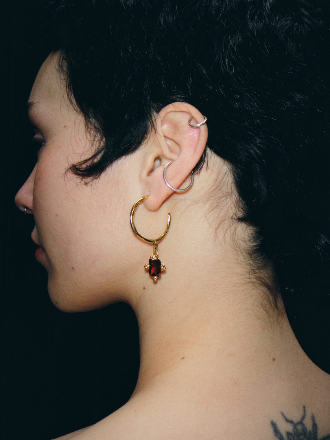 durmientes golden earrings red sofía rocha muy frágil