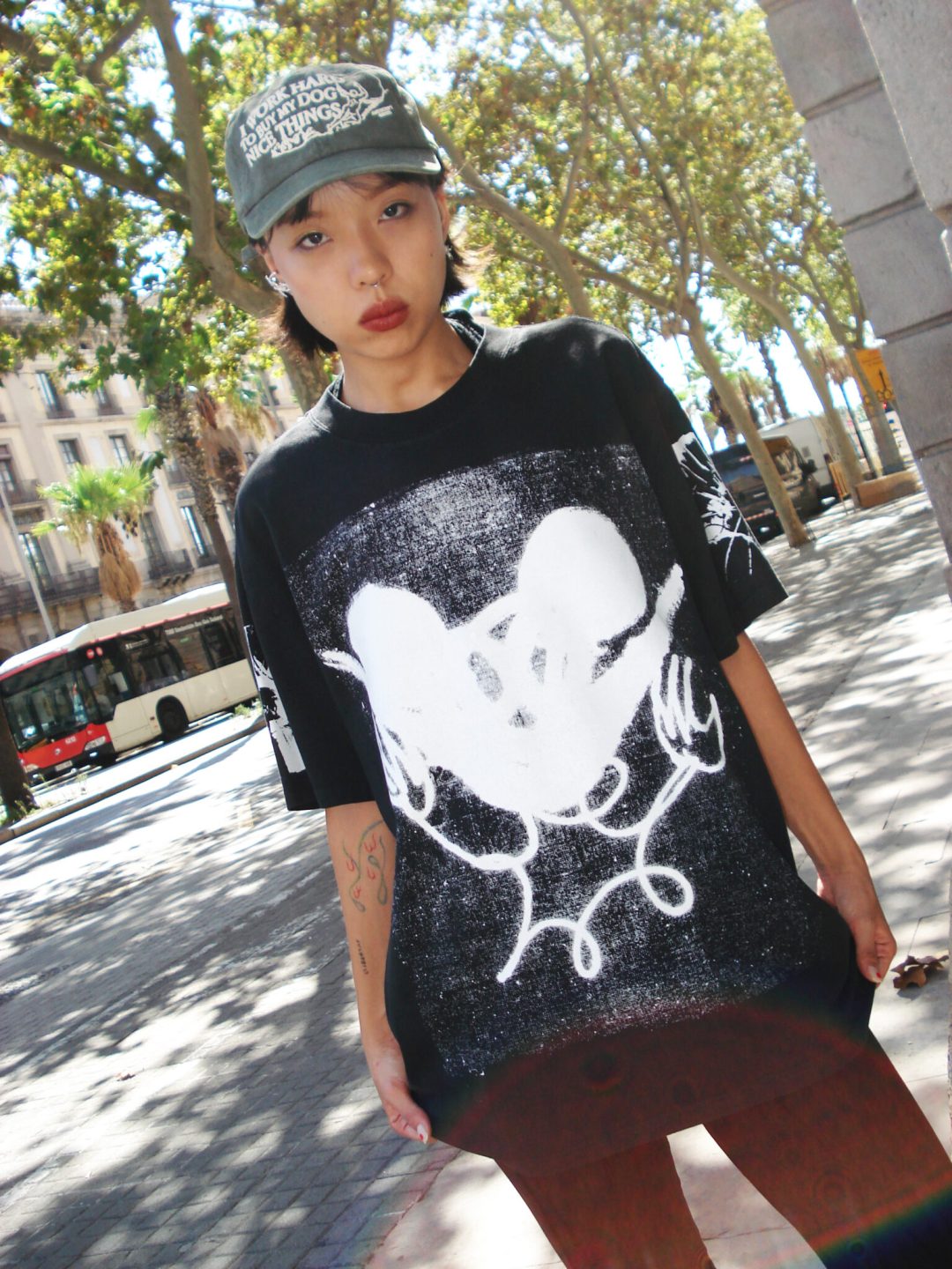 Smile black t-shirt awides muy frágil