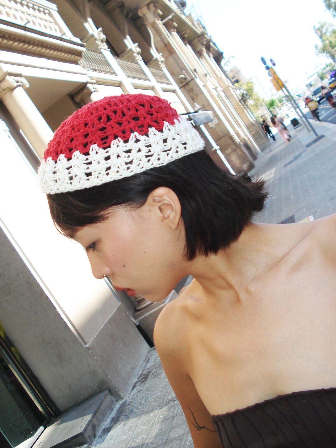 red white knitted hat beznal muy frágil