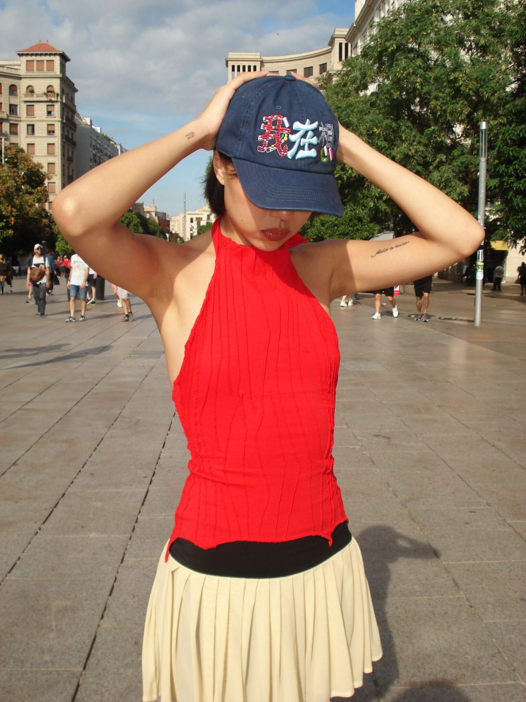 red halter top mariola homoncik muy frágil