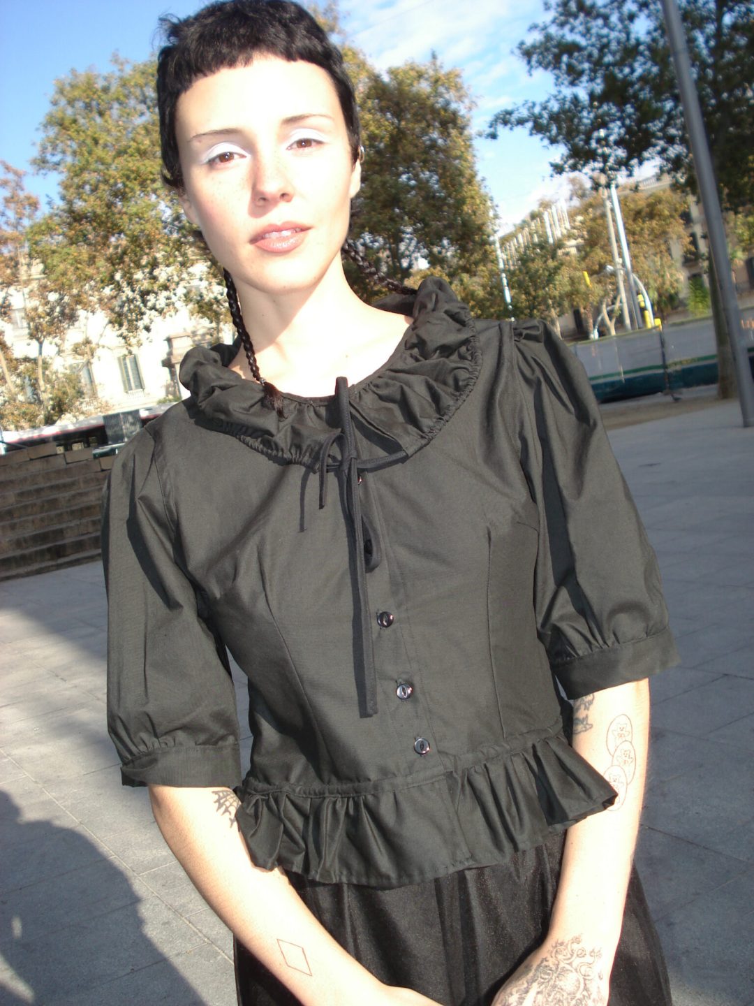 ruff collar button up shirt luz muerta muy frágil