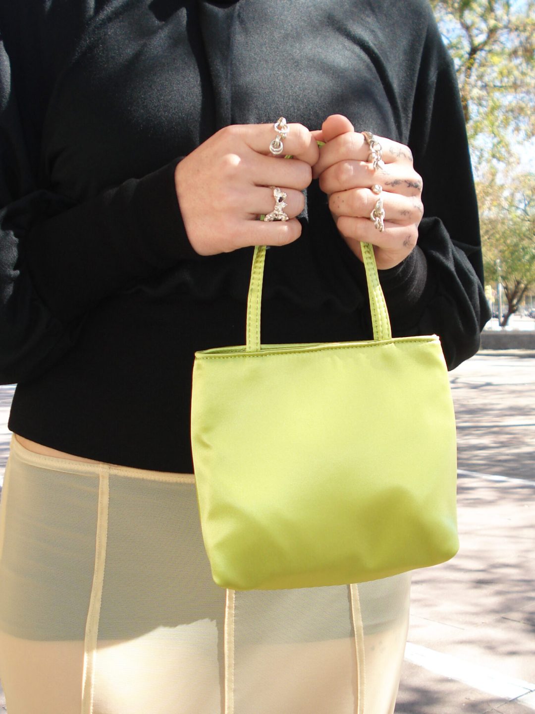 olive green little silk bag hai muy frágil