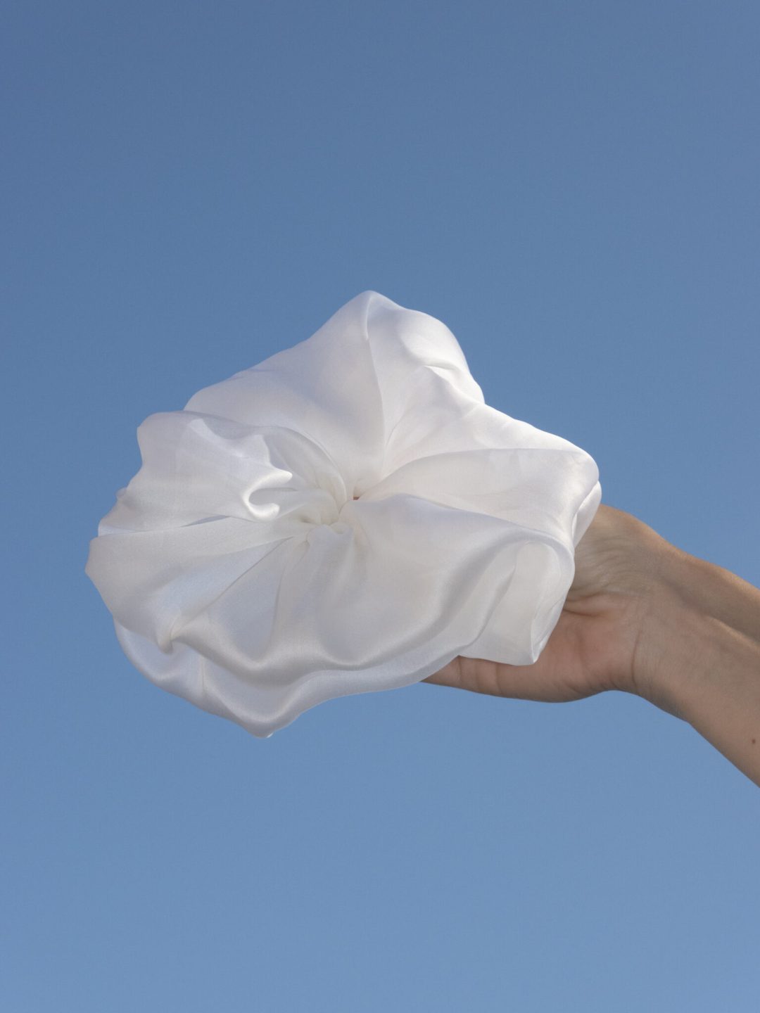 scrunchie silk organza white muy frágil