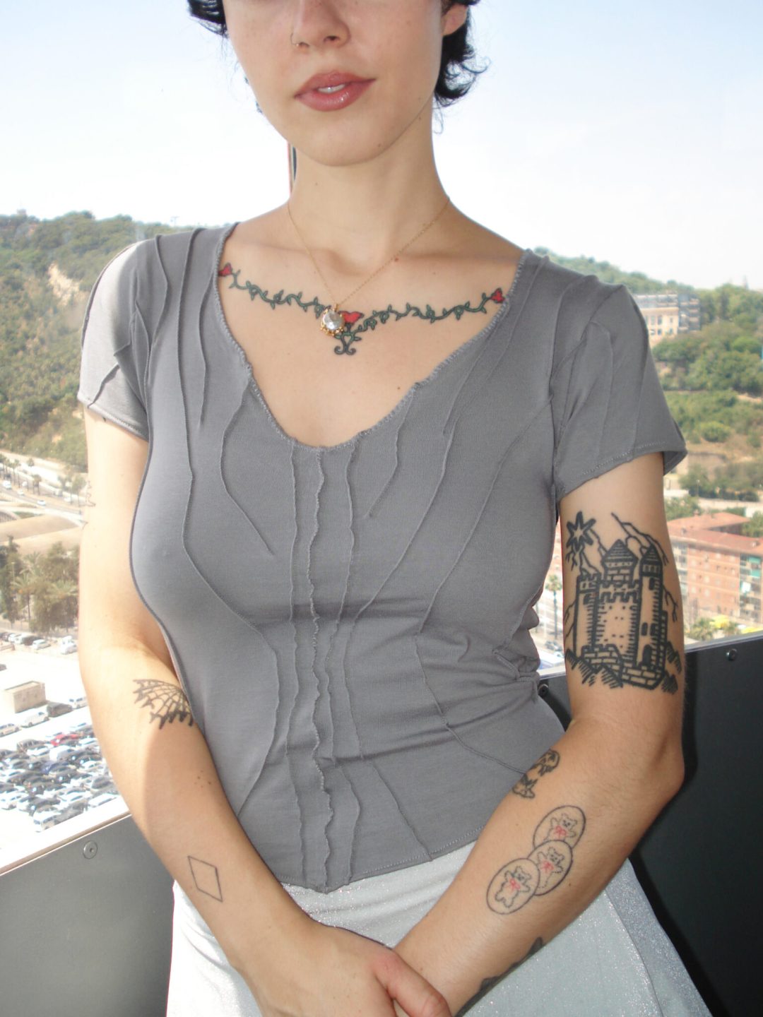 GREY V-NECK tee