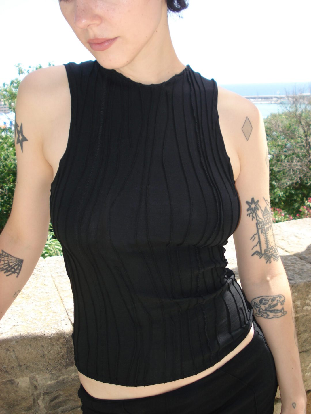 SIMPLE BLACK tank