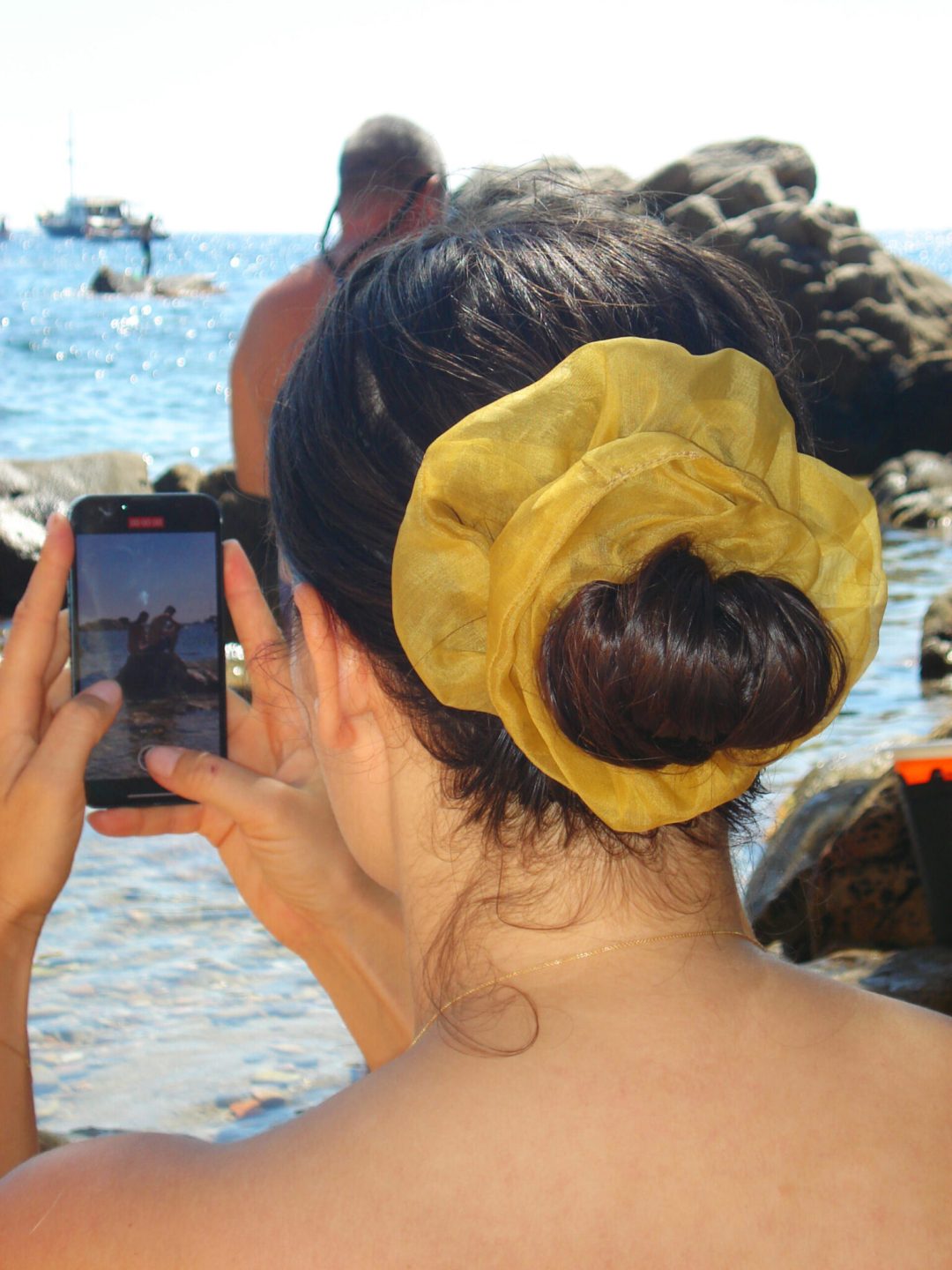 organza mustard scrunchie muy frágil