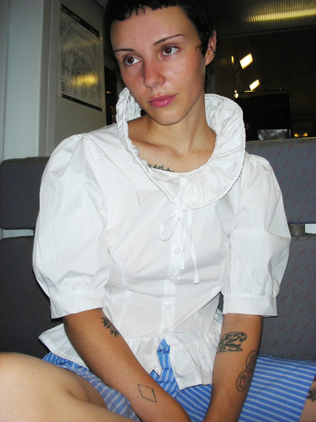 ruff collar button up shirt luz muerta muy frágil