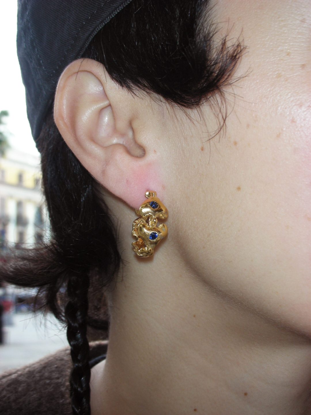 lila golden earrings deep blue sofía rocha muy frágil