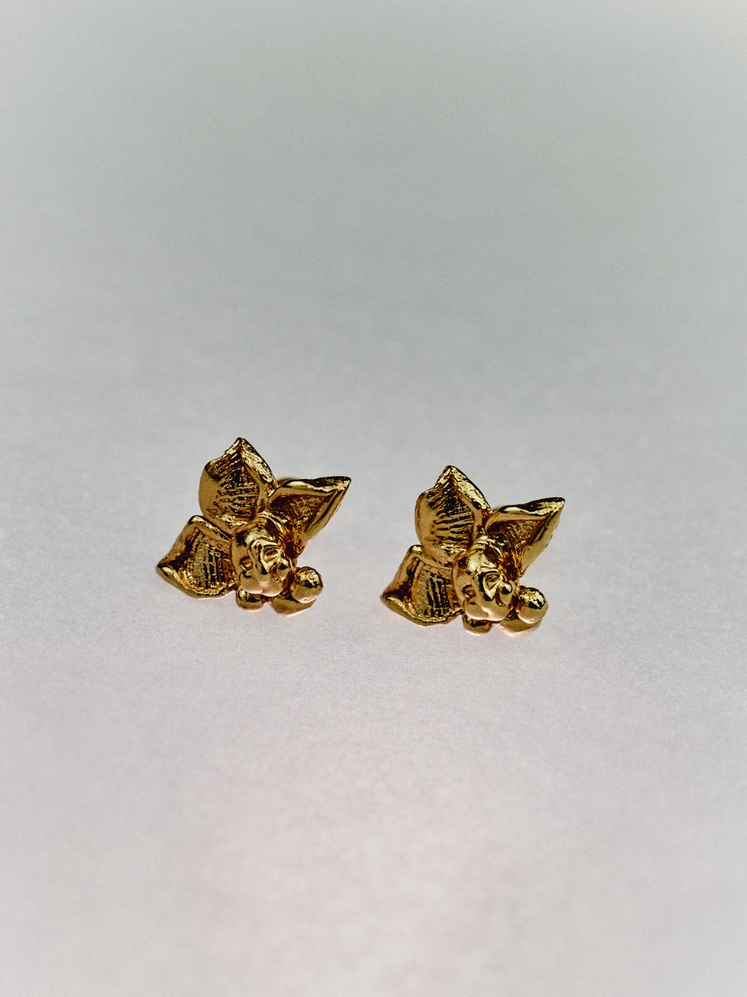 Cobalto golden studs.